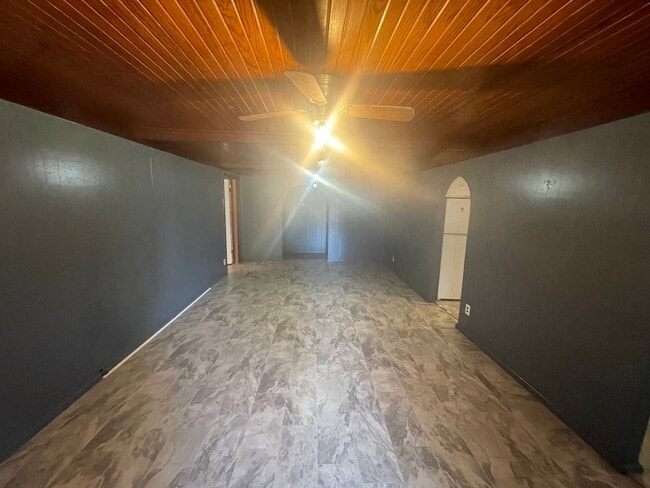 Building Photo - 3 bedroom, 1 bath