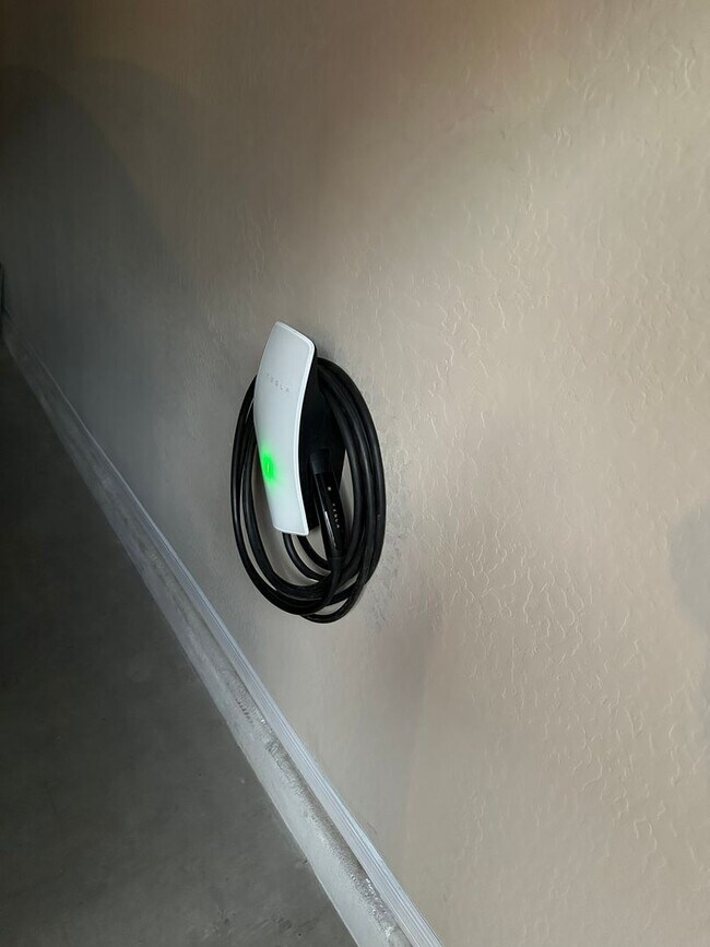 Building Photo - Charming 3 Bed + Den 2.5 Bath Home with 2 car attached EV garage with community pool !!