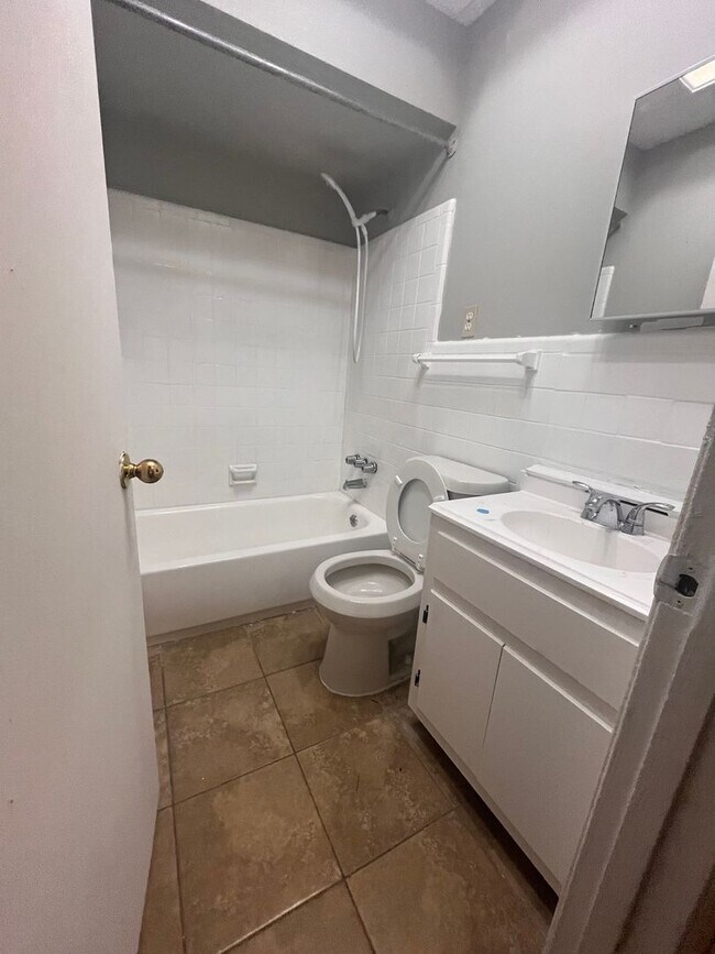 Building Photo - 3679 Ladue St