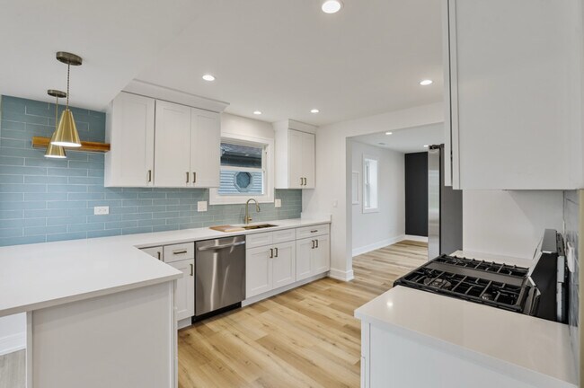 Building Photo - 9705 Oak Park Ave