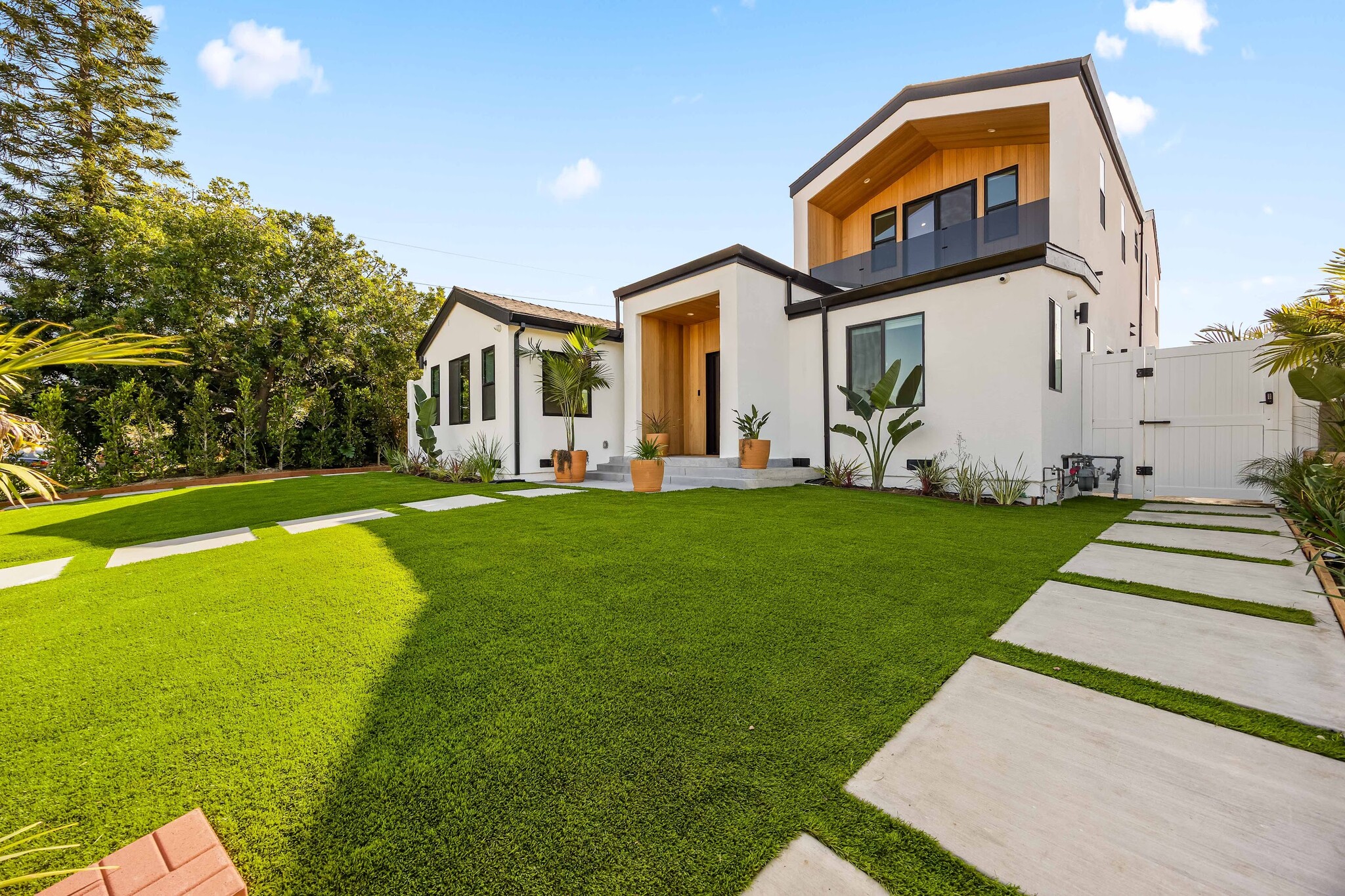 Building Photo - 212 W 64th St