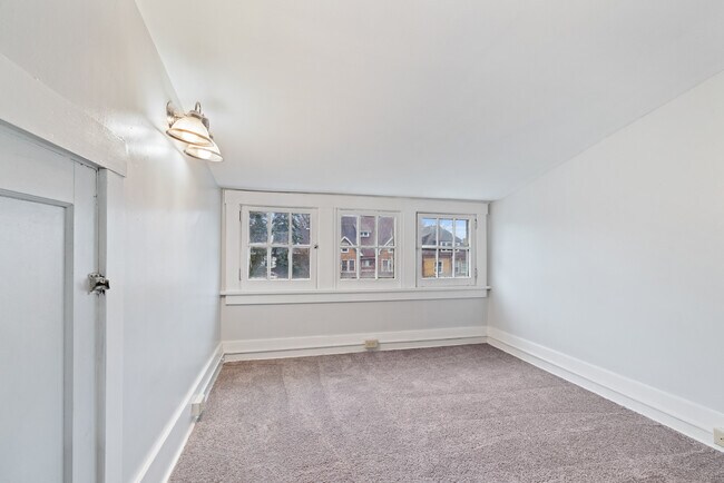 Building Photo - 5905 Hobart St