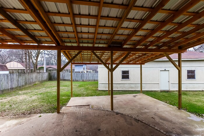 Building Photo - 512 Woodland