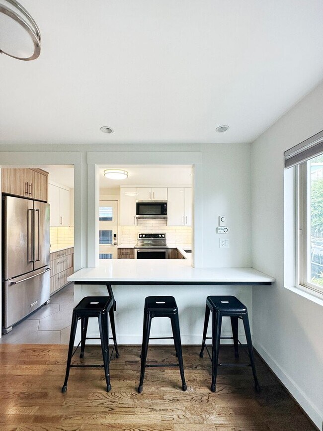 Building Photo - 2Bd/1Ba Seattle Duplex