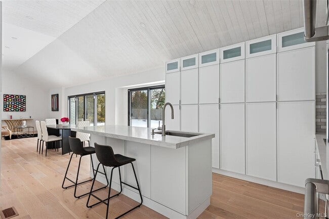 Building Photo - 10 Hampton St