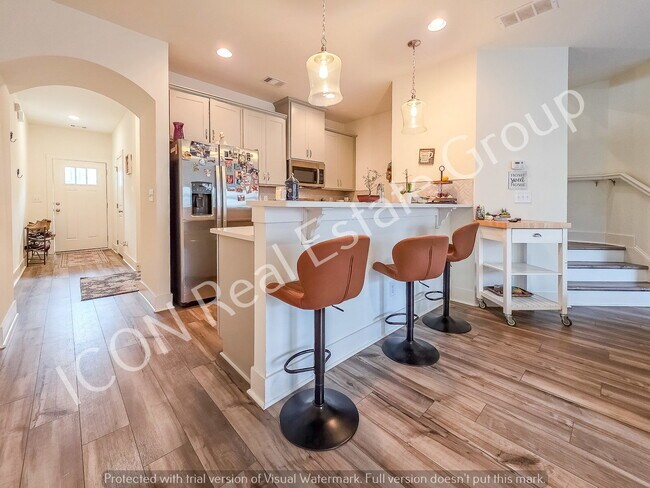 Building Photo - Spacious 3/2.5 Townhome