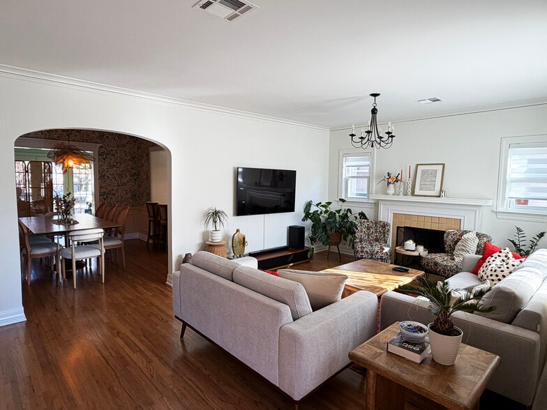 Building Photo - 2023 E 14th Pl