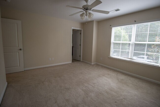 Building Photo - Spacious 3 Bedroom, 2.5 Bathroom Townhome ...