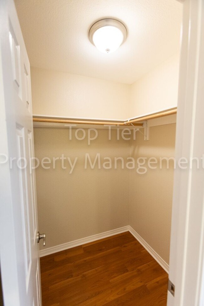 Building Photo - Beautiful 2 bed, 2.5 bath, 1373 sqft Townh...