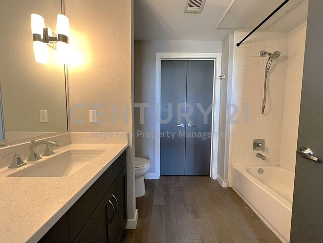 Building Photo - Well-Maintained 2/2 Condo Just a Short Walk From SMU!