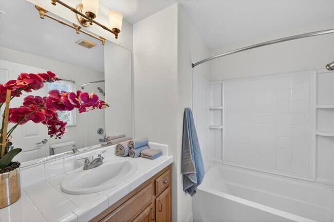 Building Photo - Charming 3-Bed Home in Sacramento with 2.5 Baths