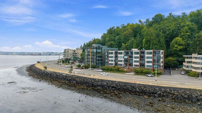 Building Photo - Enormous Waterfront Alki Condo w/ Stunning Views