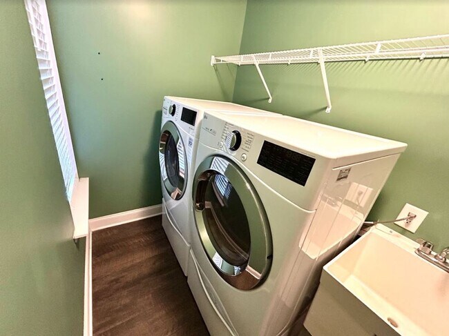 Building Photo - BEAUTIFUL THREE BED, TWO BATH FULL BRICK H...