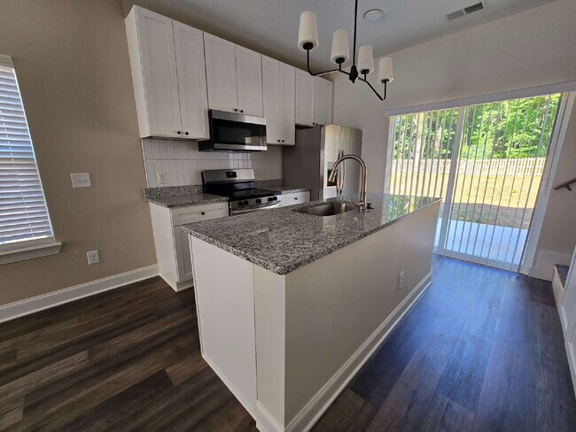 Building Photo - 2 Bedroom Townhomes Near Downtown Mebane for $1495