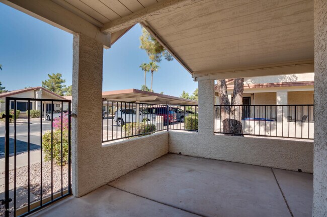 Building Photo - 1120 N Val Vista Dr