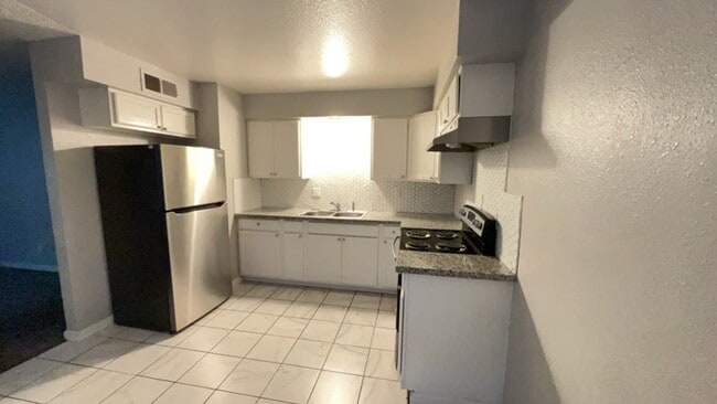 Building Photo - 2227 Glen Ave, Fresno. MOVE IN SPECIAL