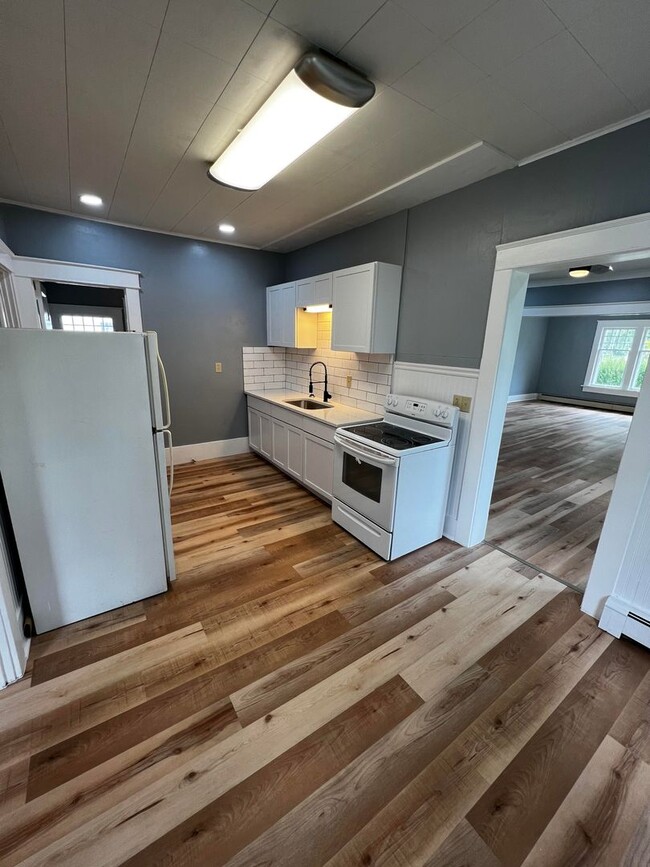 Building Photo - Beautifully Remodeled 3-Bed / 1-Bath Home ...