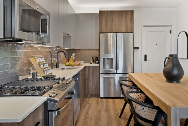 Building Photo - 484 2nd St