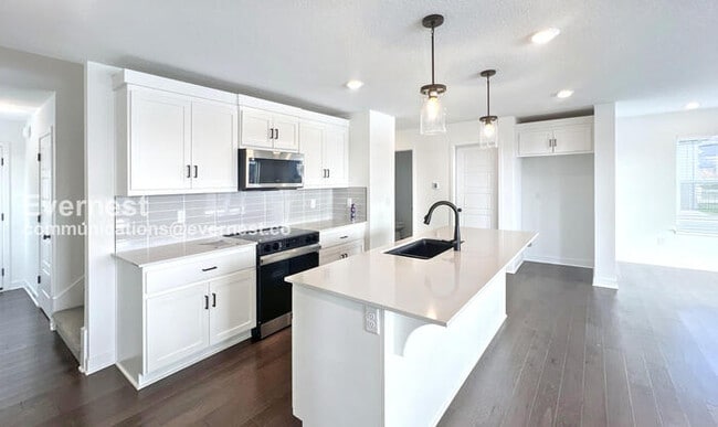 Building Photo - 27605 E Red Fox St