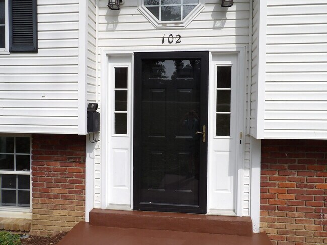 Building Photo - 102 Cedar Dr