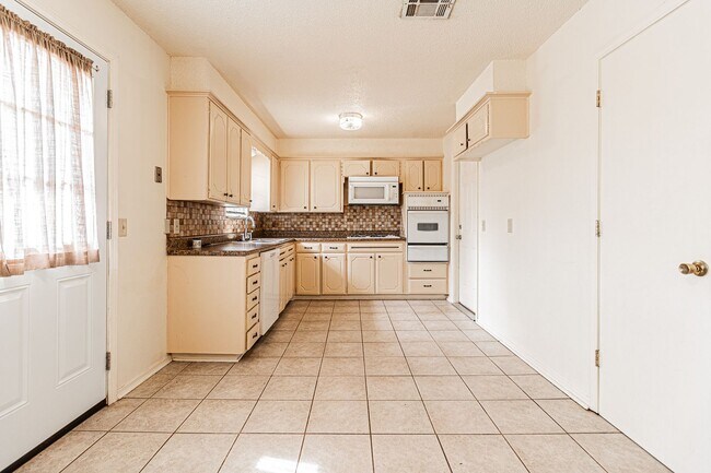 Building Photo - 3 Bed 1.5 Bath in Del City!