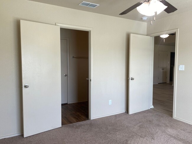 Building Photo - 3 Bedroom Conveniently Located