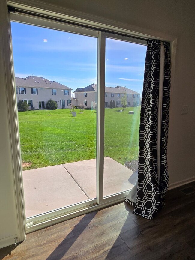 Building Photo - 1123 Hawk Hollow Dr