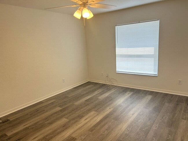 Building Photo - Freshly painted interior and BRAND NEW LVP...