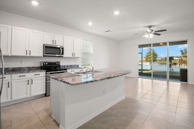 Building Photo - "Spacious 3-Bedroom Townhouse Oasis with 2.5 Baths in Serene Apollo Beach!"