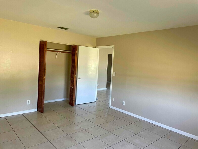 Building Photo - 1570 E Breezy Ln