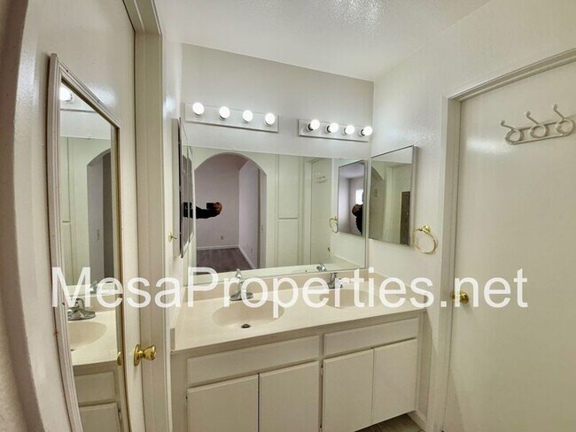 Building Photo - 1584 Sycamore Ln