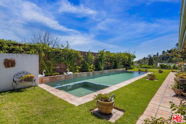 Building Photo - 1336 Bienveneda Ave