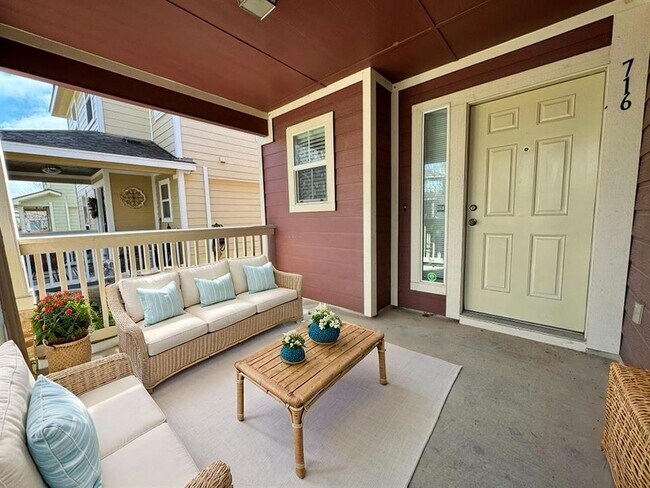 Building Photo - 716 Alamo Plaza Dr