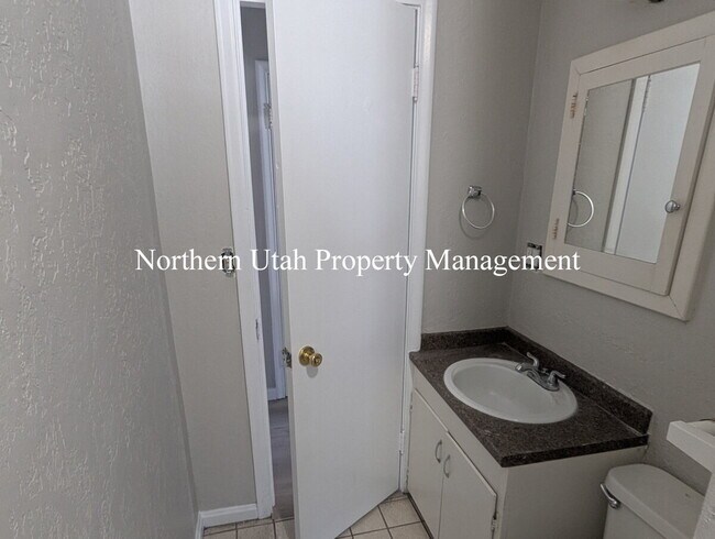 Building Photo - Lower Unit 2 Bed, 1 Bath