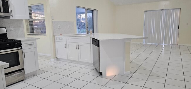 Building Photo - 1488 Fairway Cir