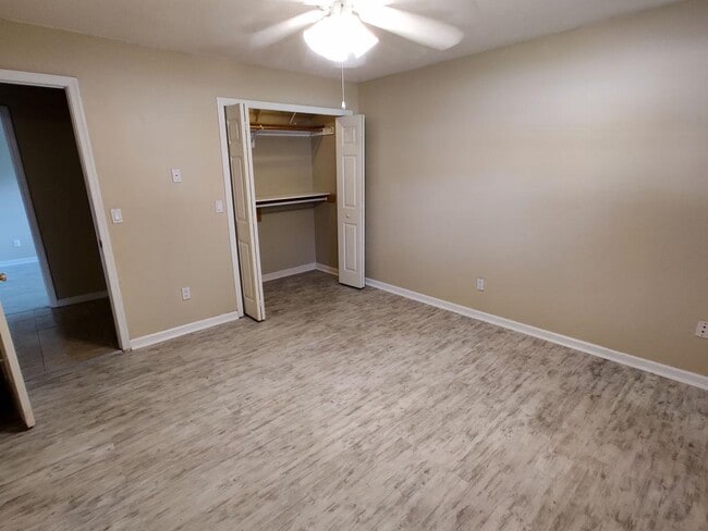 Building Photo - 615 Fox Valley Dr