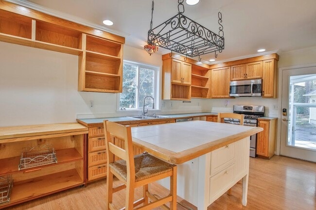 Building Photo - Gorgeous Coupeville Home is Ready for a New Tenant!!!