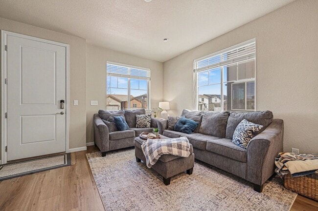 Building Photo - Gorgeous 3 bed 2.5 bath Home Available in Parker!