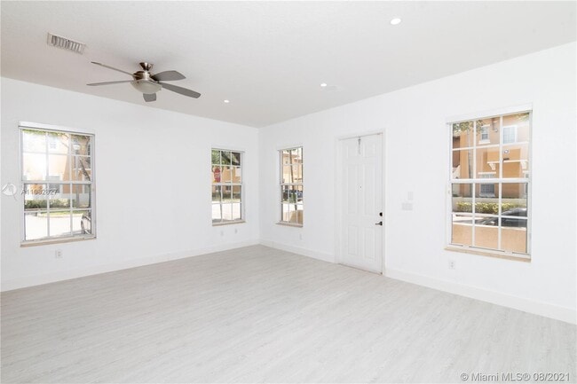 Building Photo - 14711 SW 5th St  1-47 Pembroke Pines Fl 33027