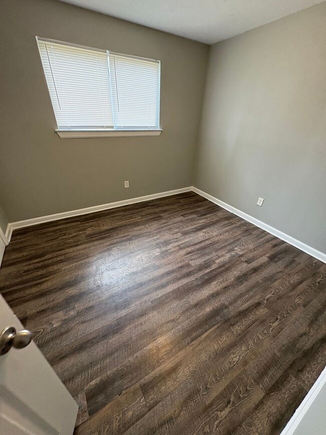 Building Photo - This 2BR/1BA includes a nice-sized living area, an ample kitchen, a fenced-in