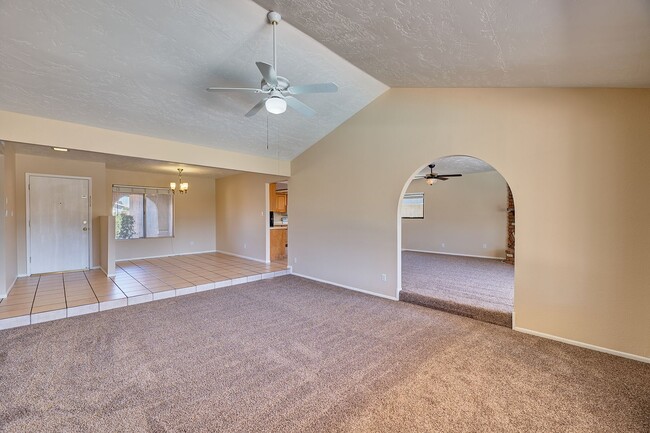 Building Photo - Garden Dr