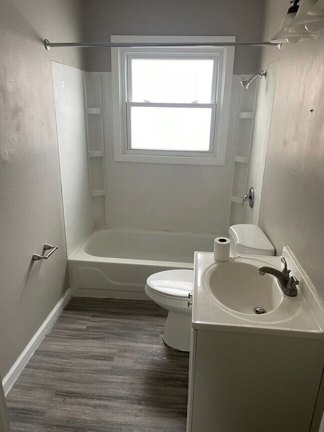 Building Photo - 3 Bedroom Ranch | Modern Updates & Natural Light