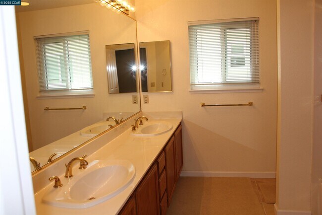 Building Photo - 338 Newcastle Ln