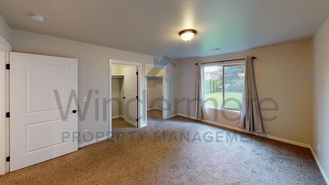 Building Photo - Evan41