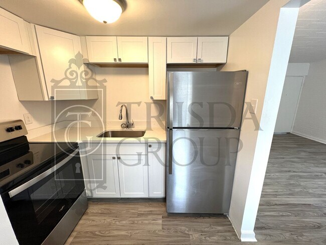 Building Photo - Move In Ready! North Hills School District-2 BR/1BA, Central AC, LVP Floors, Upgraded Kitchen, Ba...