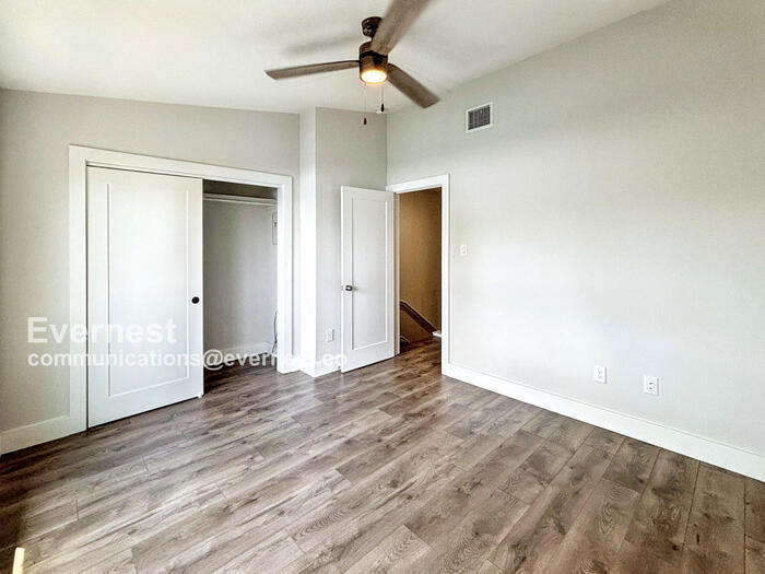 Building Photo - 3804 Southway Dr