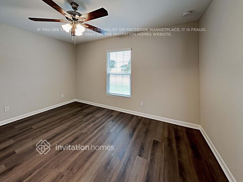 Building Photo - 1021 SE Airoso Blvd