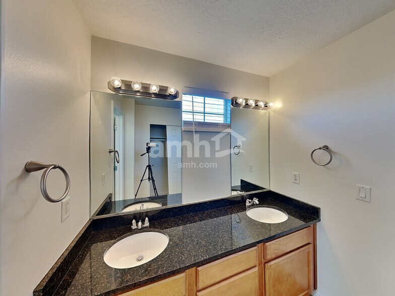 Building Photo - 2228 Pointe Meadow Loop