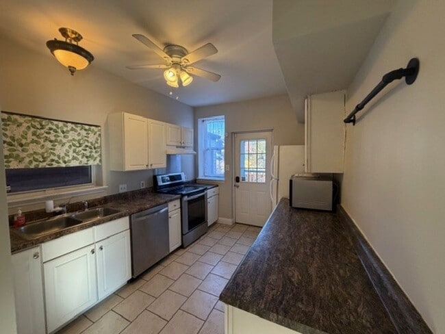 Building Photo - Garden District Gem Just Steps from It All