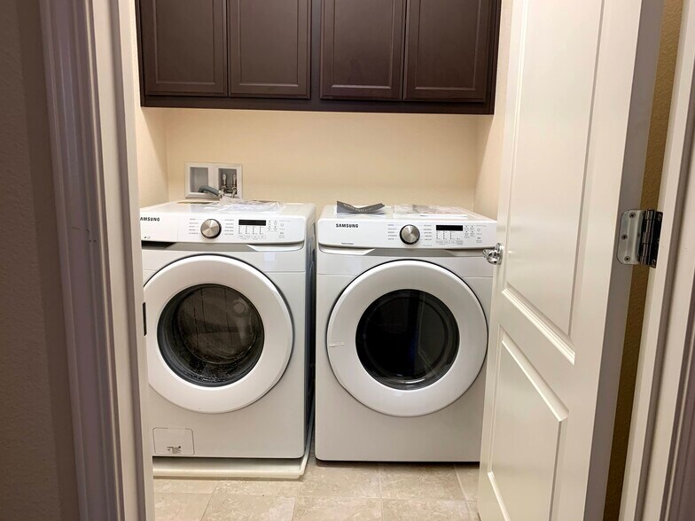 2nd Floor Laundry - 5853 Flora Cmn